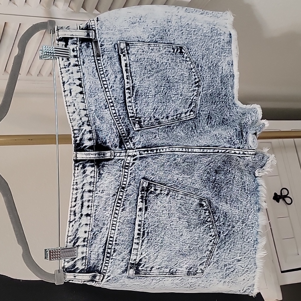 Shorts - Picture 2 of 4